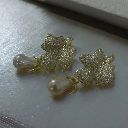 Baroque Pearl White Flower Earrings Yellow Gold