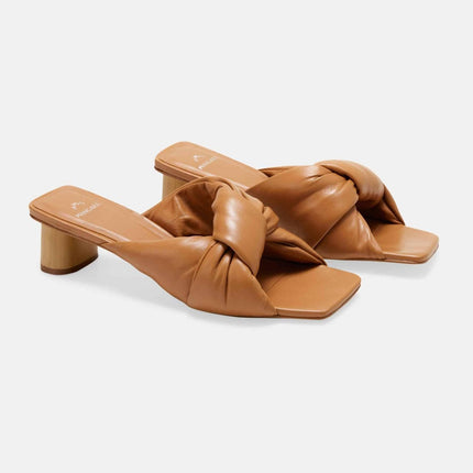 Carobá Caramel Leather Mules – 4cm Cylindrical Block Heel Slip-On