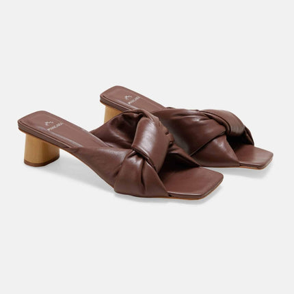 Carobá Caramel Leather Mules – 4cm Cylindrical Block Heel Slip-On