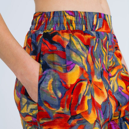 Straight Leg Pants With Floral Multicolor Print in Shades of Red